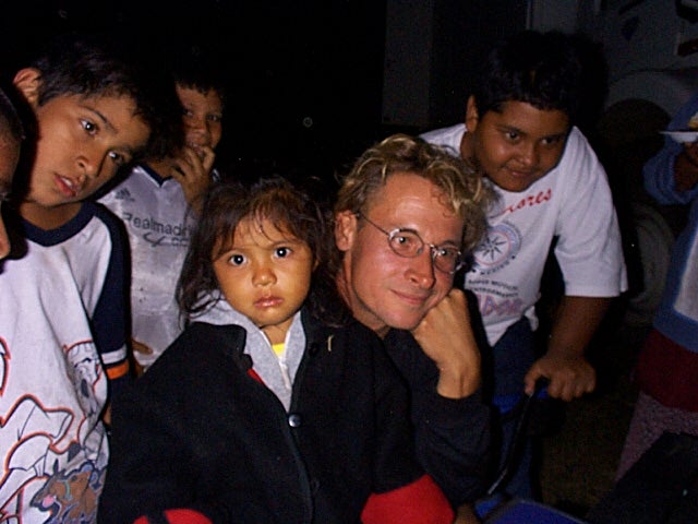 Marius mit Kindern, 18.04.03.jpg - marius, wie immer mit kindern
